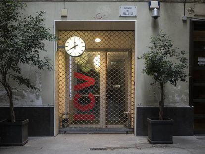 Façana de la seu d'Iniciativa per Catalunya (ICV) al passatge del Rellotge de Barcelona.