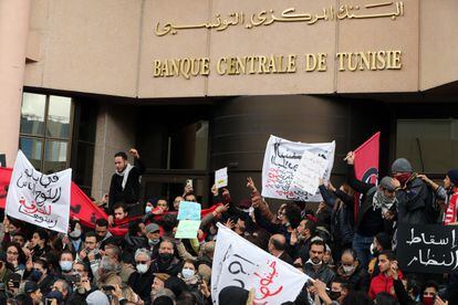 Manifestación contra el Gobierno frente al Banco Central de Túnez,  este sábado en la capital.