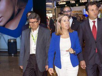 La ministra de Fomento, Ana Pastor, durante la vista de la remodelada zona comercial de la T2 en el Aeropuerto de El Prat.