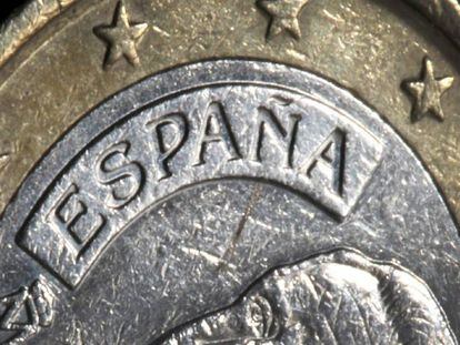 Fotografía que muestra una moneda de euro de España.
