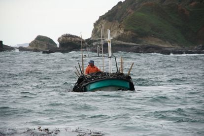 Un hombre regresa al terminar una jornada de pesca artesanal.