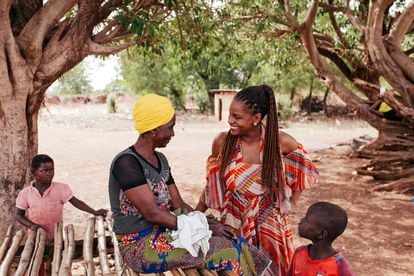 Simone charla con mujeres de las cooperativas de Ghana.