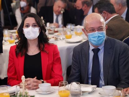La presidenta de Ciudadanos, Inés Arrimadas, y el candidato de Cs a la Junta de Castilla y León, Francisco Igea, en el desayuno informativo de Fórum Europa este viernes, en Madrid.