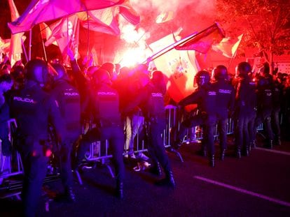 Agentes de policía contienen a los manifestantes en las cercanías de la calle de Ferraz la noche del 6 de noviembre de 2023, en Madrid.