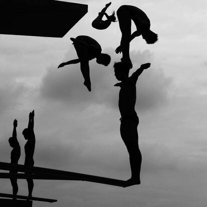 Segundo premio dentro de la categoría de 'Reportajes de Deportes'. Varios saltadores de trampolín participan en los campeonatos mundiales celebrados en Shangai el 17 de julio de 2011.