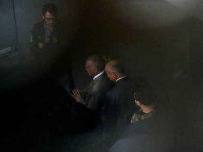 El expresidente brasileño Michel Temer, en el aeropuerto de Sao Paulo. / En vídeo: la persecución del expresidente.
