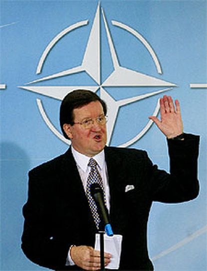 El secretario general de la OTAN, George Robertson, ayer en el cuartel general de la OTAN.