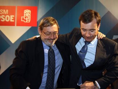 G&oacute;mez (a la derecha) y Lissavetzky, tras conocer su derrota en las elecciones auton&oacute;micas y municipales de mayo de 2011.