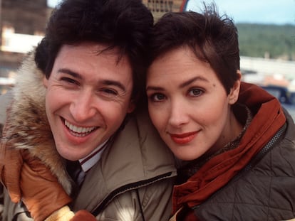 Rob Morrow, que interpretaba al doctor Joel Fleischman, y Janine Turner, que daba vida a Maggie O'Connell, en una imagen promocional de 'Doctor en Alaska'.