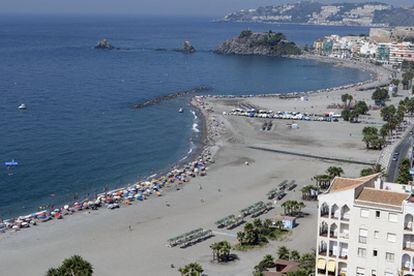 Vista de la playa de Puerta del Mar con los tres peñones, en Almuñécar.