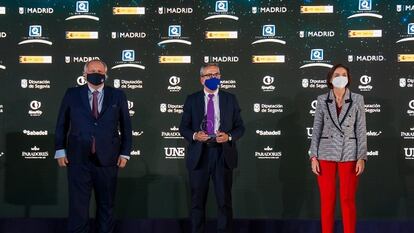 El presidente del Instituto de Calidad Turística, Miguel Mirones; el presidente del ICO, José Carlos García de Quevedo, y la ministra de Industria, Comercio y Turismo, Reyes Maroto., en la entrega de los Premios Q de Calidad.