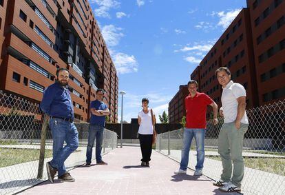 De izquierda a derecha, Miguel Fernández, Alberto Rubini, Ana Belén Robles, Joaquín García Llanera y Alberto Prado, arquitectos responsables del edificio EAI310.
