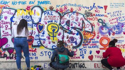 Mural reivindicativo pintado por alumnas de la Universidad de Valencia donde Laura Luelmo cursó un máster.
