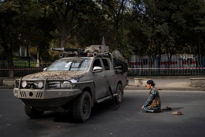 Un combatiente talibán reza ante un vehículo militar, este viernes en Kabul.