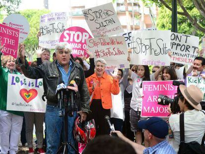 El presentador de televisi&oacute;n Jay Leno, en una de las m&uacute;ltiples protestas frente al hotel Beverly Hills.