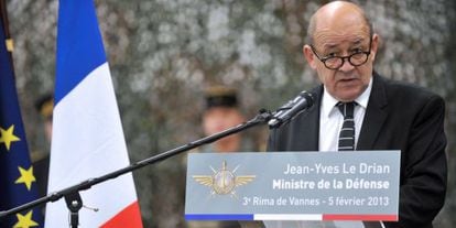 El ministro de Defensa franc&eacute;s, Jean-Yves Le Drian, se dirige a los militares en su visita a un cuartel este martes.  