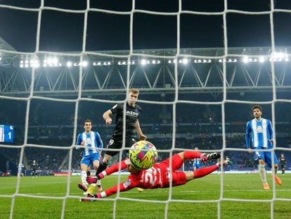 Sorloth marca el segundo gol de la Real Sociedad ante el Espanyol.