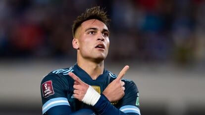 El delantero Lautaro Martínez celebra su gol contra Perú, este jueves en Buenos Aires.