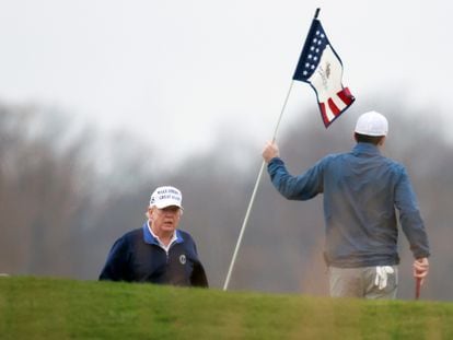 Trump, jugando al golf en noviembre pasado.