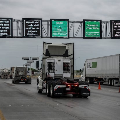 Trailers y camiones arriban al puente fronterizo III en Nuevo Laredo, Tamaulipas, Mxico. el da 15 de abril de 2020. La ciudad de Nuevo Laredo tiene hasta el momento 9 casos positivos de COVID-19. Sin embargo, la ciudad hermana de Laredo, Texas tiene ms de 200 casos. Ambas ciudades mantienen constante comunicacin, con el comercio semi detenido, esperando que la contingencia pase a finales del mes de mayo y volver a poder abrir la frontera a todo tipo de actividades. 