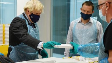 Johnson visitaba un laboratorio para el análisis de PCR, el pasado 28 de enero en Glasgow.