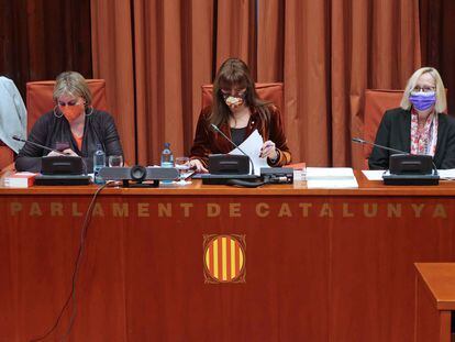 Laura Borràs, presidenta del Parlament, en el centro de la imagen. A lz izquieda, la vicepresidenta Alba Vergés (ERC) y a la derecha Assumpta Escarp (PSC).