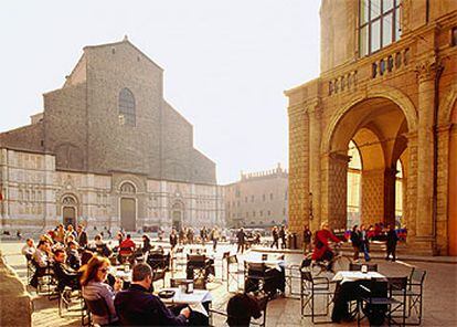 Terraza en la plaza Mayor de Bolonia, con la catedral de San Petronio al fondo.