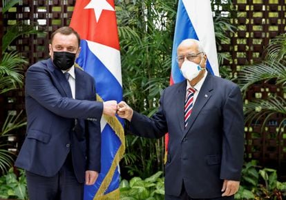 El viceprimer ministro Ruso, Yuri Borisov, y su homólogo cubano, Ricardo Cabrisas, durante un encuentro en La Habana el 31 de marzo de 2021.