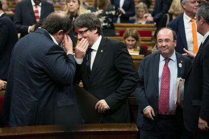 El president Carles Puigdemont junto al vicepresident Oriol Junqueras al finalizar el Pleno del Parlament. 