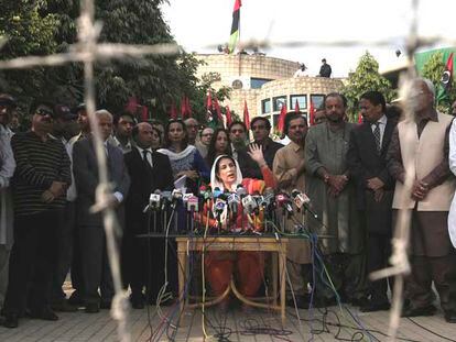 La opositora Benazir Bhutto se dirige a la prensa frente a su domicilio, en Lahore, rodeada de colaboradores.