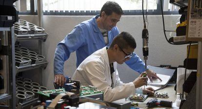 Un joven haciendo las pr&aacute;cticas de Formaci&oacute;n Profesional en una empresa de Getafe.  
 