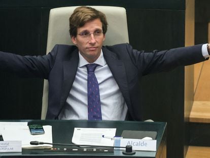 El alcalde de Madrid, José Luis Martínez-Almeida, en el pleno del Ayuntamiento de Madrid de este martes.