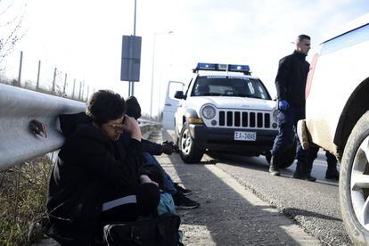 La policía griega detiente a varios migrantes cerca de Orestiada, el 3 de marzo. 