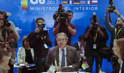 El ministro del Interior, Juan Ignacio Zoido, con sus homólogos de Francia, Alemania, Reino Unido, Italia y Polonia en la reunión del G6 este lunes en Sevilla.