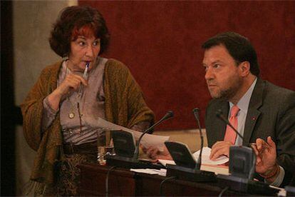 Paula Garvín (IU) y Alfredo Sánchez Monteseirín (PSOE), ayer, en el pleno municipal.