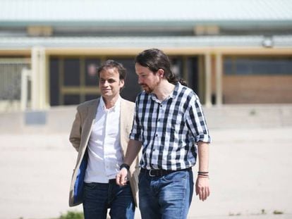 Jaume Asens y Pablo Iglesias salen de la cárcel de Soto del Real. DANI GAGO / PODEMOS