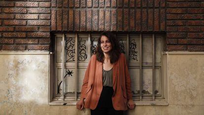 Fátima González, en una calle de Lavapiés, a mediados de junio.