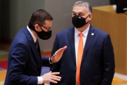 El primer ministro polaco, Mateusz Morawiecki (izquierda), y su colega húngaro, Viktor Orbán, hablan en la cumbre del pasado mes de diciembre en Bruselas.