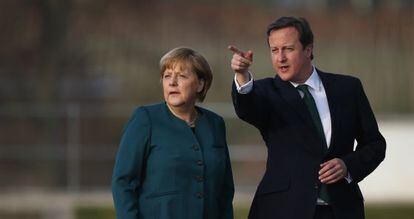 La canciller alemana Angela Merkel (izquierda), y el primer ministro brit&aacute;nico David Cameron, el pasado 12 de abril en Meseberg (Alemania).