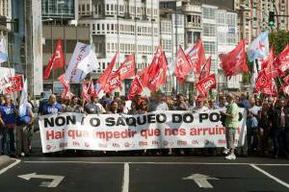 Concentración convocada por los sindicatos UGT, CCOO, CIG y USO contra los recortes aprobados por el Ejecutivo, hoy ante la sede de la Subdelegación del Gobierno, en A Coruña.