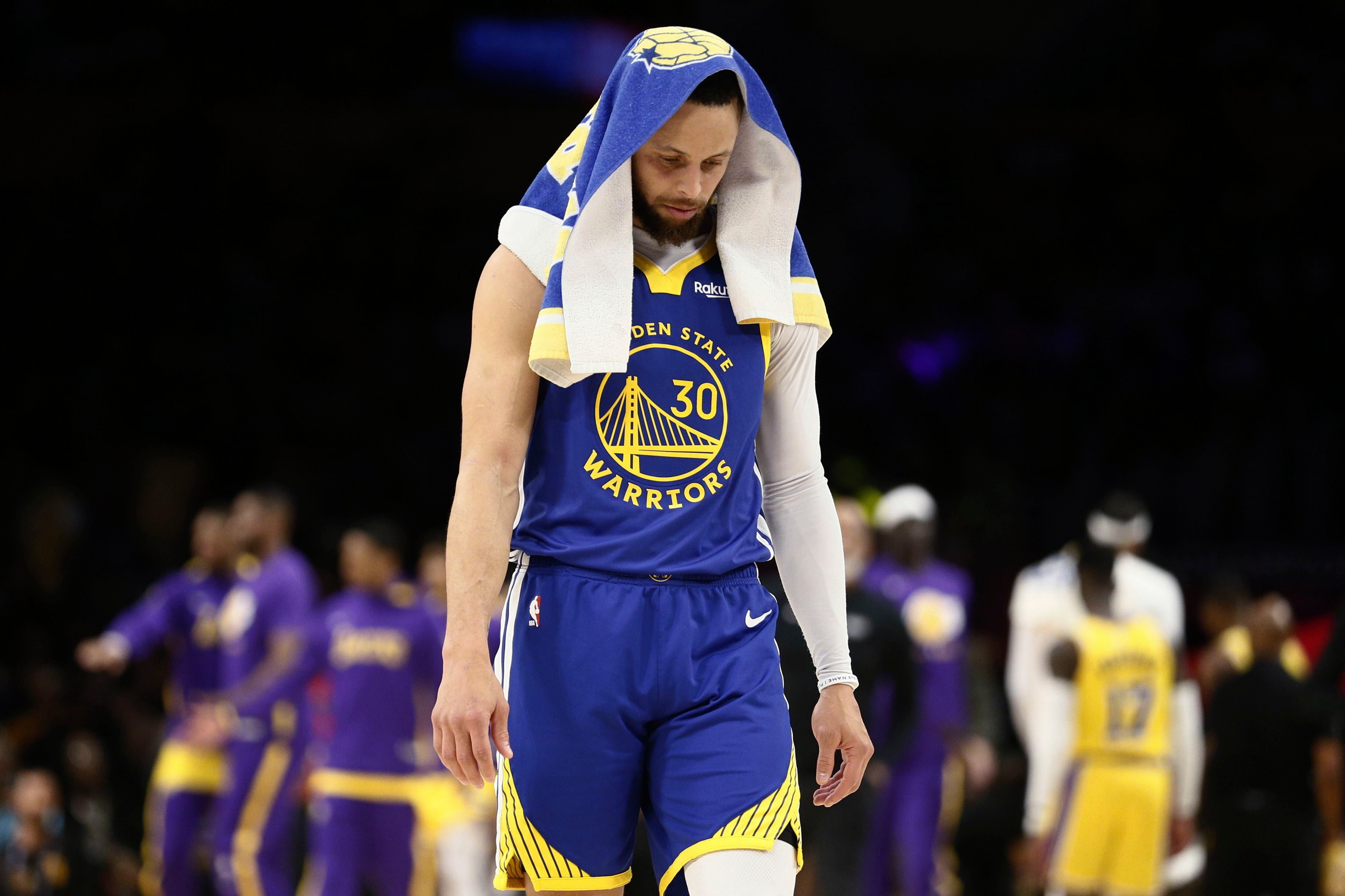 Stephen Curry, abatido por la eliminación de los Golden State Warriors.