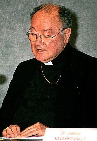 El cardenal Renato Martino, al presentar el libro.