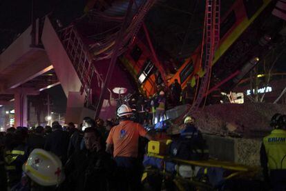Claudia Sheinbaum, la jefa de Gobierno de Ciudad de México, informó desde el lugar del incidente, en la avenida de Tláhuac: “Una trabe [viga] se venció". Mientras, los equipos de rescate trabajaban para atender a decenas de heridos.
