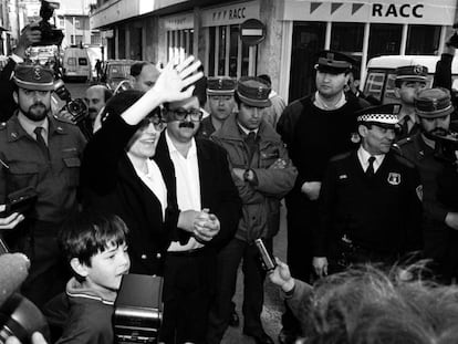 Maria Àngels Feliu tras su liberación paseando por Olot.