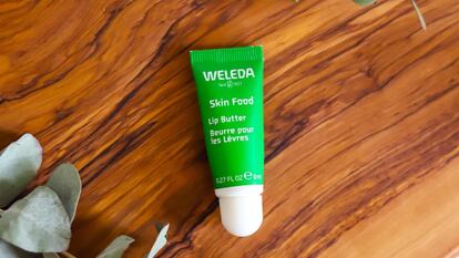 Detalle del bálsamo de labios reparador que triunfa en ventas. WELEDA.