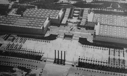 Foto aérea de 1923 en el que se ven los pabellones de Puig i Cadafalch y las cuatro columnas originales, derribadas en 1928.