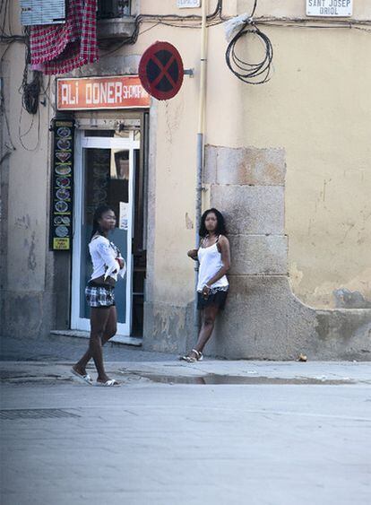 Dos prostitutas en la calle Sant Josep Oriol de Ciutat Vella.