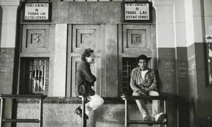 Ricardo Piglia, fotografiado en la estaci&oacute;n de Constituci&oacute;n en Buenos Aires en los ochenta.