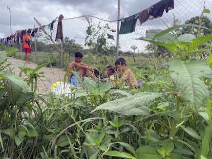 Menores sin lugar para dormir en la estación de recepción migratoria en Metetí, frontera con Panamá, en mayo de 2022.