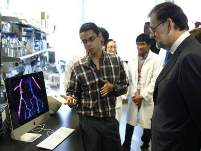 Mariano Rajoy escucha a un investigador durante una visita al Centro Nacional de Investigaciones Cardiovasculares.